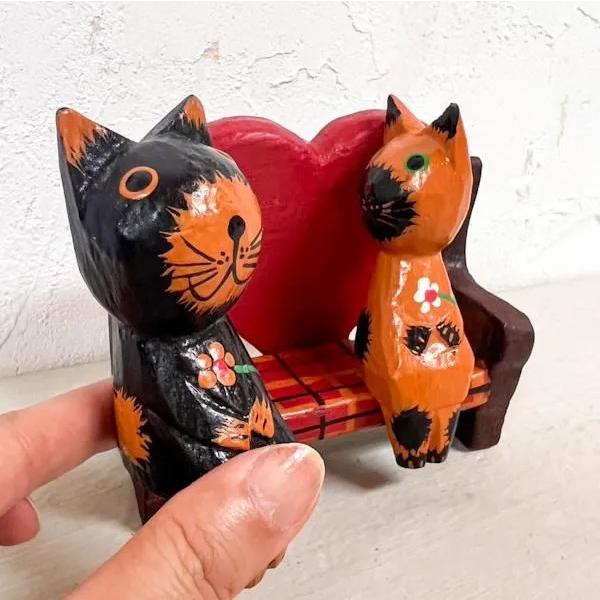 セット お座り 猫 置物 オブジェ カップル ペア 恋人 ネコ キャット ねこ 置物 インテリア雑貨 猫 グッズ (キス猫ペアとハートベンチのSET