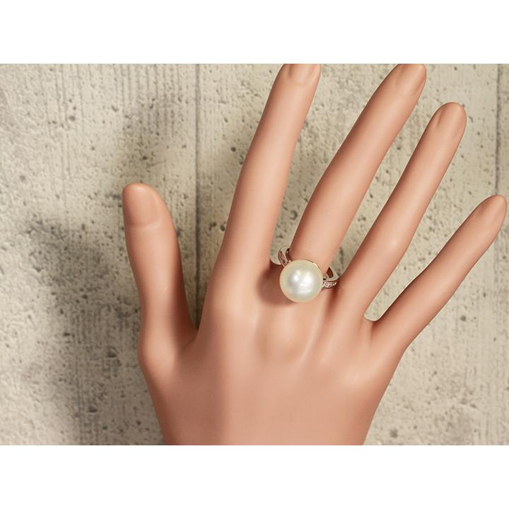 白蝶真珠 大粒13.7ミリ・ダイヤモンド0.30ct シンプルなデザインで活用 