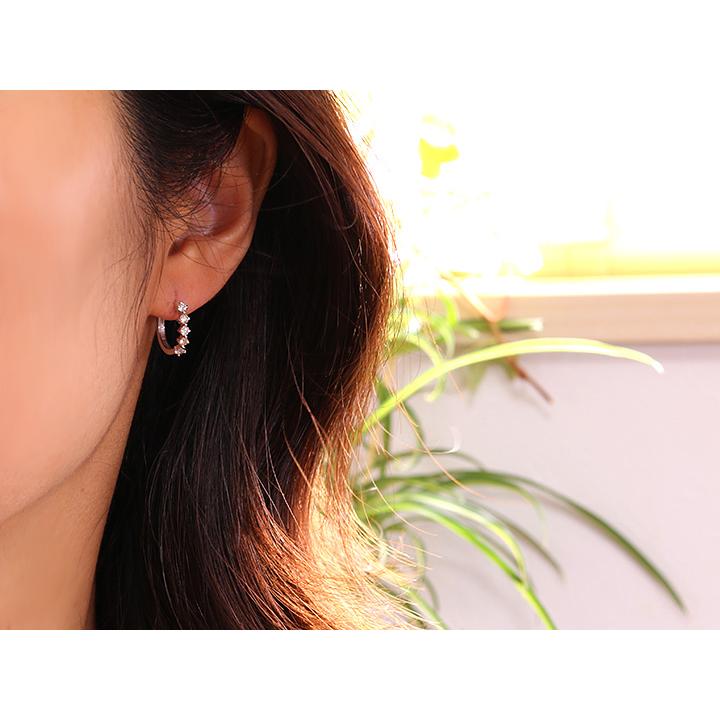 ダイヤモンド合計0.5ct フープピアスダイヤモンドの存在感あり 日常  