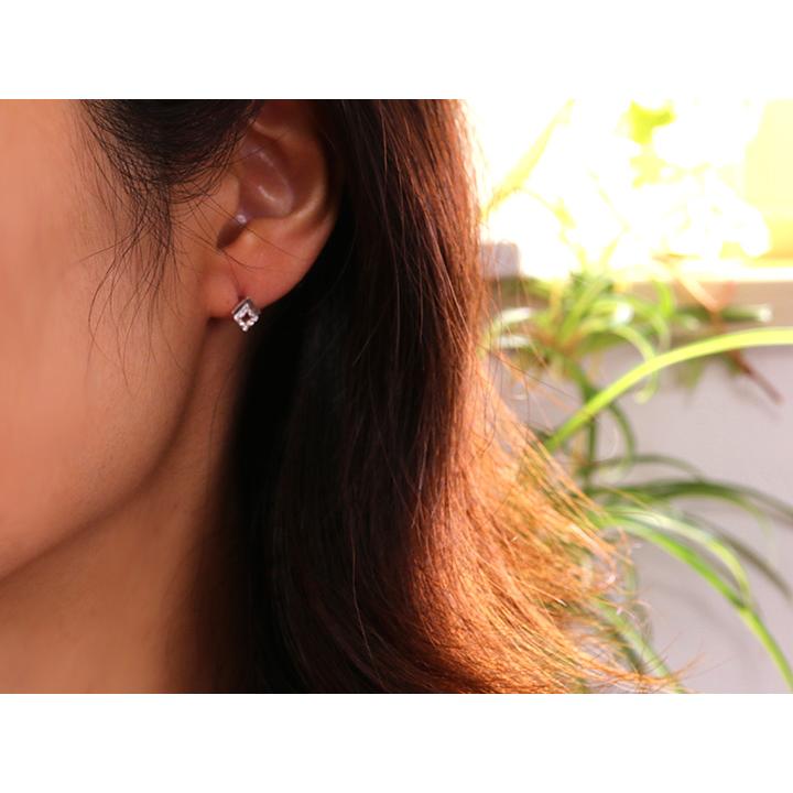 ダイヤモンド合計0.08ct 幾何学模様 ピアス ひし形に煌くダイヤと鏡面  