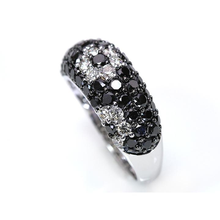 ブラックダイヤモンドの中に花咲く無色ダイヤのフラワー・びっしり