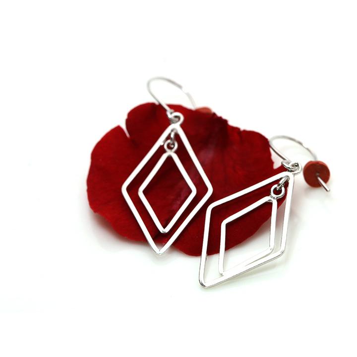 地金K18WGピアス ひし形の幾何学模様が揺れる フック式 イヤリング可