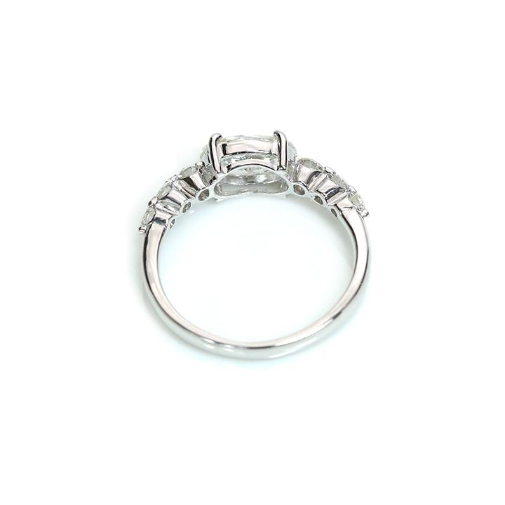 オーバルカットダイアモンド 1カラット 1.012ct Lカラー SI2クラリティ 