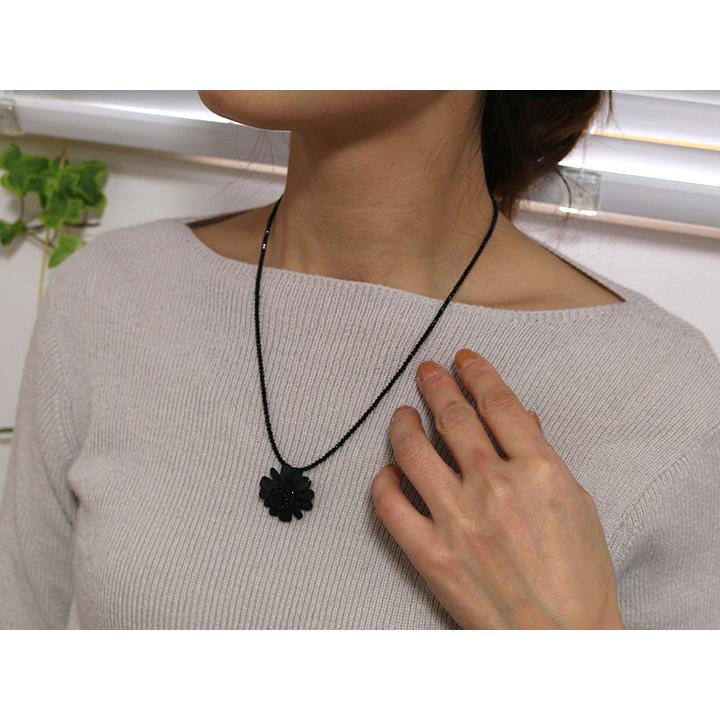 オニキスで描く立体的なフラワー ブラックスピネルネックレス 艶ありと 