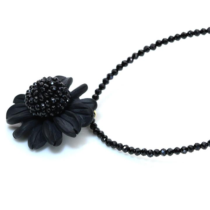 オニキスで描く立体的なフラワー ブラックスピネルネックレス 艶ありと艶消しの共存 K18金具　受注品の画像