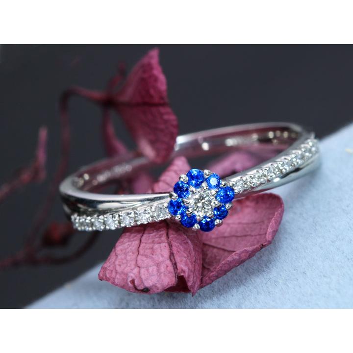 アウイナイト0.05ctがフラワーに艶めく ダイヤ0.10ct 程よい存在感  