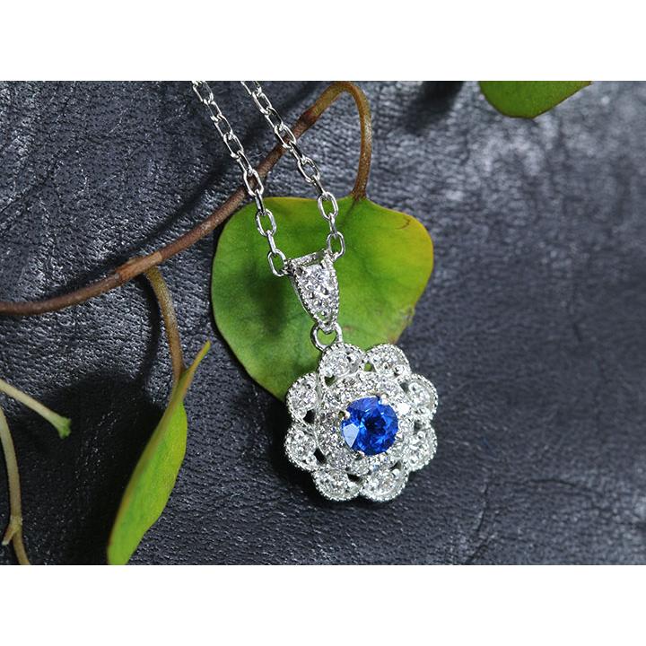 アウイナイト0.10ct 上質のラウンドカット ダイヤでフラワーを描く取り巻き 濃厚コバルトブルー・ドイツの稀少石 PTペンダントネックレス 受注可の画像