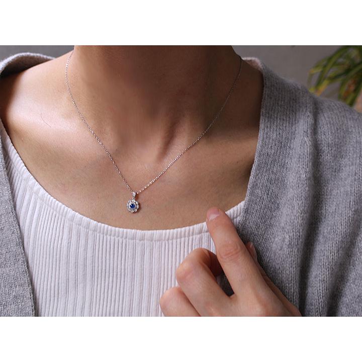 アウイナイト0.10ct 上質のラウンドカット ダイヤでフラワーを描く取り巻き 濃厚コバルトブルー・ドイツの稀少石 PTペンダントネックレス 受注可の画像