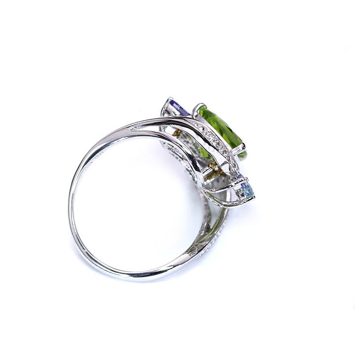 ペリドット2.45ct・メルヘンチックなデザインが魅力のK18WGリング