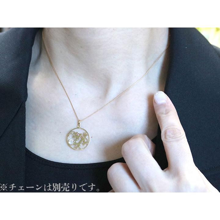 ギフト応援プライス  龍・ドラゴン・辰・縁起物 ルビー 0.008カラット 球体水晶（クォーツ） K18YG サークルデザインペンダントトップ 受注品の画像