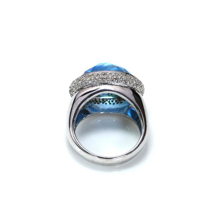 ブルートパーズのドームに上質ダイヤパヴェ ブランドライクなデザイン