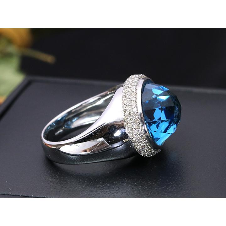 ブルートパーズのドームに上質ダイヤパヴェ ブランドライクなデザイン