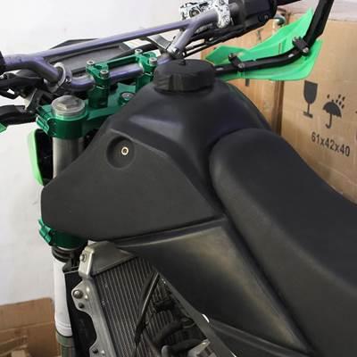 【並行輸入品】 カワサキx300 klx 300 2021 2022 2023 大容量 10.2l 2.7ガロンガソリン燃料タンク用燃料タンク_3