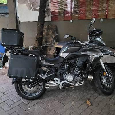 【並行輸入品】 ベネリtrk502x trk 502 x 502x用ブラックアルミニウムバイク 二輪ラゲッジボックスホルダーの画像