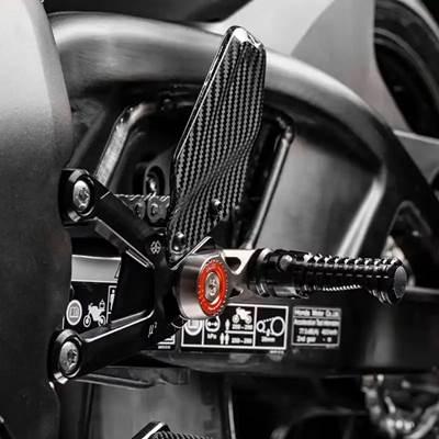【並行輸入品】 ヤマハバイク 二輪用アルミニウムカーボンフットレストセット R 1m CNC 2015 2016 2017 2018 2019-2023の画像