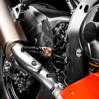 【並行輸入品】 ヤマハバイク 二輪用アルミニウムカーボンフットレストセット R 1m CNC 2015 2016 2017 2018 2019-2023の画像