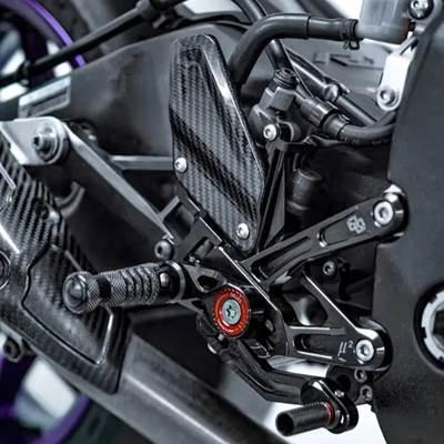 【並行輸入品】 ヤマハバイク 二輪用アルミニウムカーボンフットレストセット R 1m CNC 2015 2016 2017 2018 2019-2023の画像
