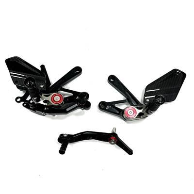 【並行輸入品】 ヤマハバイク 二輪用アルミニウムカーボンフットレストセット R 1m CNC 2015 2016 2017 2018 2019-2023の画像