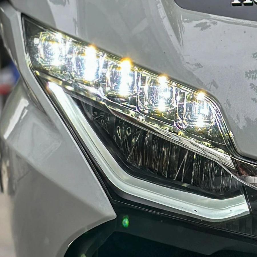 並行輸入品 バイクLEDヘッドライトアセンブリフロントヘッドランプOEMヘッドライト ホンダゴールドウィング1800 DCT ゴールドウの画像