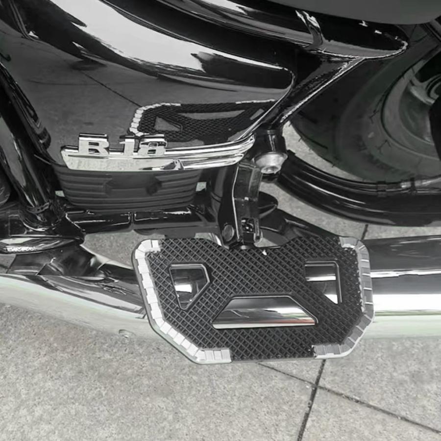 並行輸入品 BMW R18 100周年記念モデル R 18 CLASSIC R18 2020-2024 2025用 バイクリアピリオンシート用フットペダル フットレスの画像
