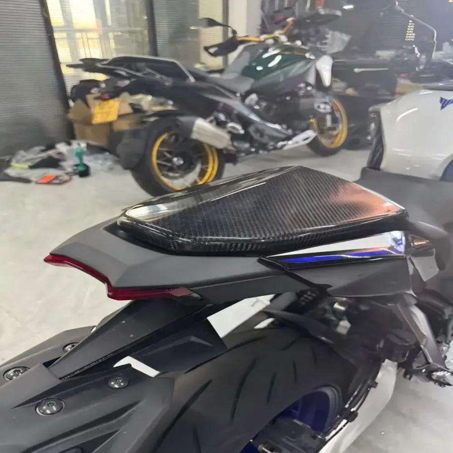 並行輸入品 ヤマハ 2024 2025 MT09/SP カーボン リアパッセンジャーシートフェアリング バイクアクセサリーの画像