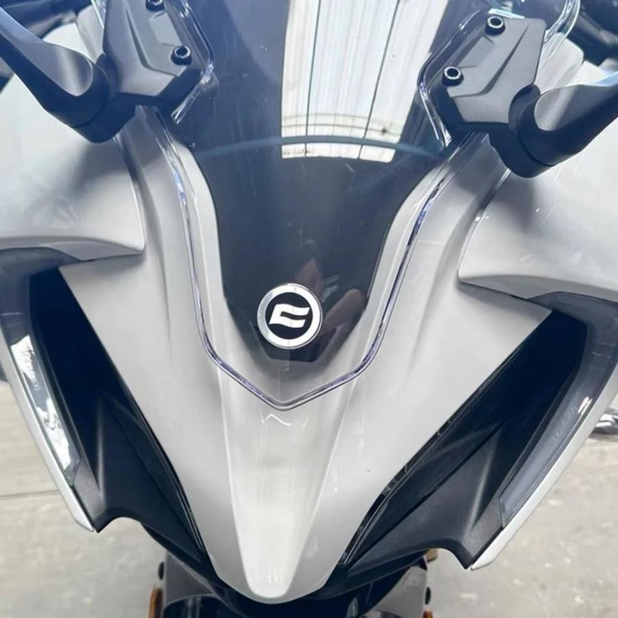 並行輸入品 CFMOTO 250SR オリジナルヘッドライトアッパーガード my22の画像