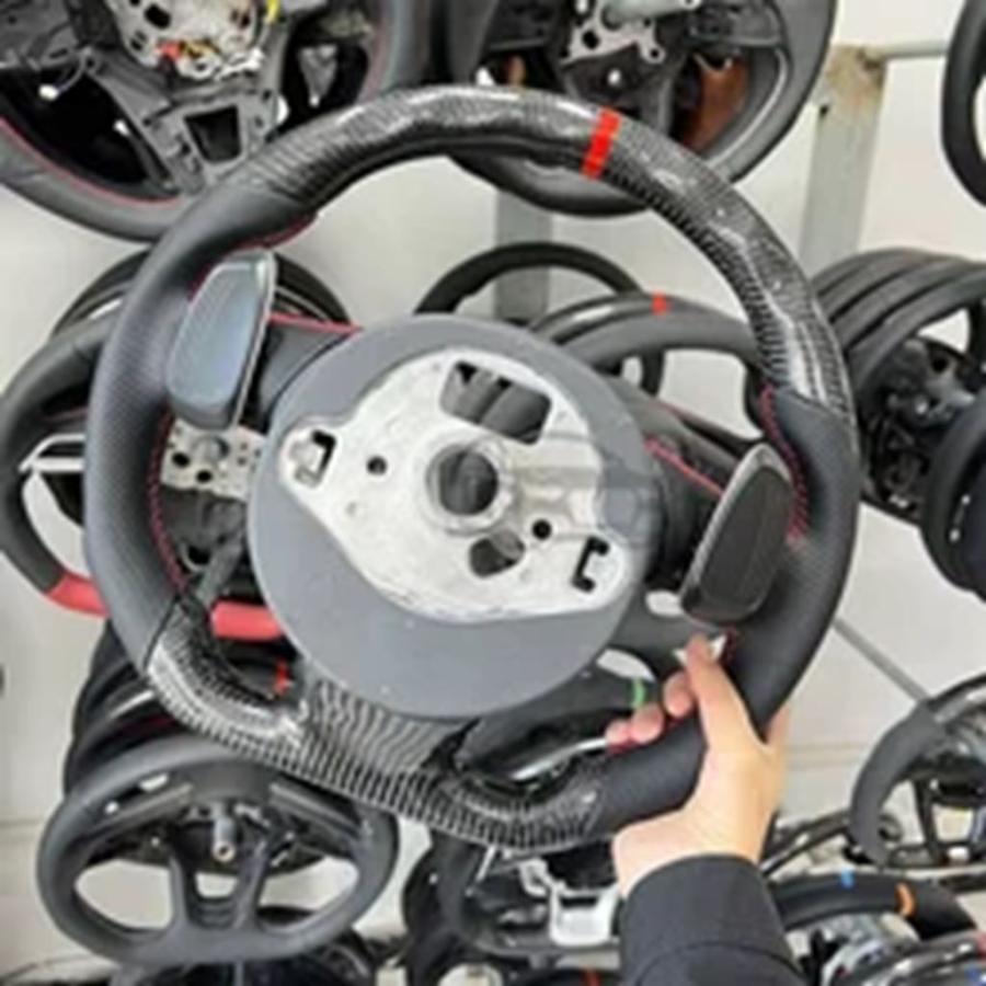 並行輸入品 アウディ A3 A4B8 A5 S3 S5 ファイバーフラットレザー セミパーフォレーテッドカーボン ボタンシフトパドル付きの画像