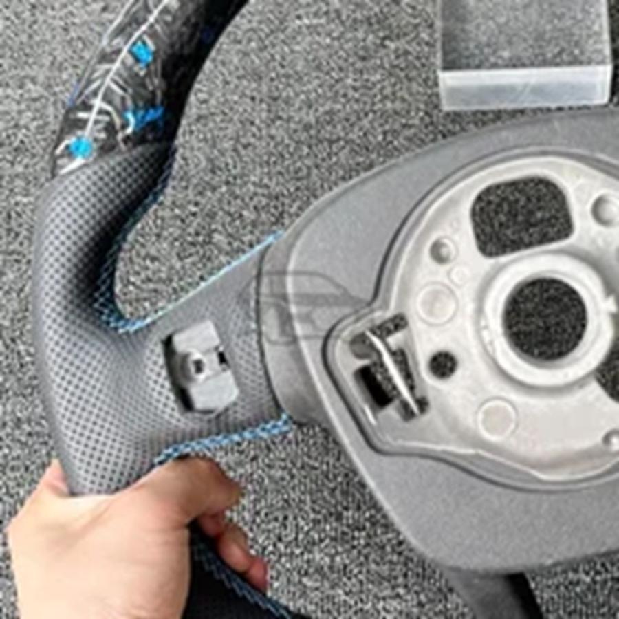 並行輸入品 アウディC8 A7ブルーカーボンステアリングホイール シフトノブカラーパレット付き ブラックフレーム カーパーツの画像