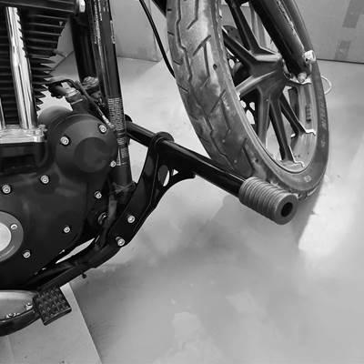 【並行輸入品】 バイクフロントエンジンガードバー ブラック ハーレースポーツスター用 アイアン883 1200 xl 2018 2019 2020 2021 超低の画像