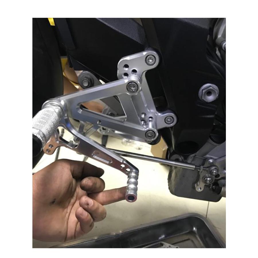 【並行輸入品】 Cnc rearset フットレスト mvアグスタF3 675 eas brutale 2012-2017 フットレストリアセット アルミ 足 ペダルペグ