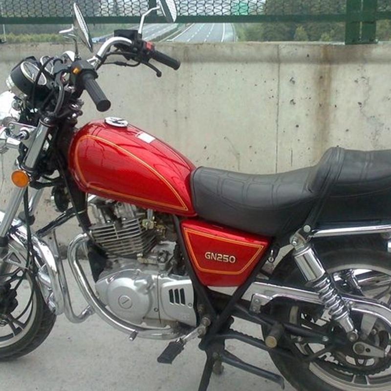 スズキ GN125 レッドタンクとサイドカバー GN125 レッドタンクとサイドカバー GN125H タンク サイドカバー