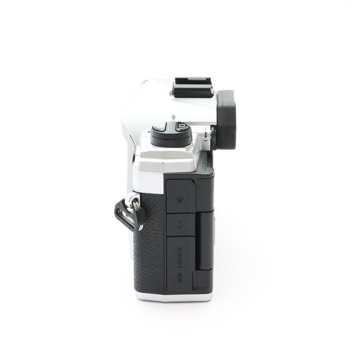 美品 OM SYSTEM OM-5 + おまけストロボ +純正バッテリーx2