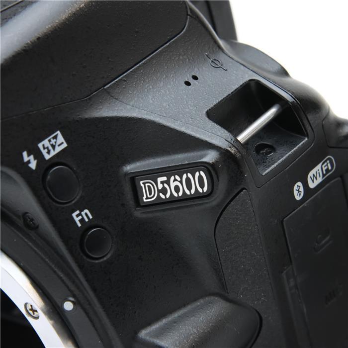 美品 Nikon d5600 ボディ ショット数約2600回 美品 Nikon d5600 ボディ