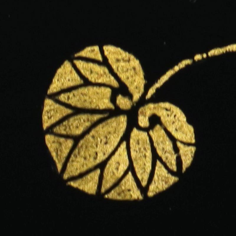 漆器：黒目はじき宗寛盆8寸・双葉葵文箔絵・守田漆器・山本哲《大皿・24.0cm》 |  | 03