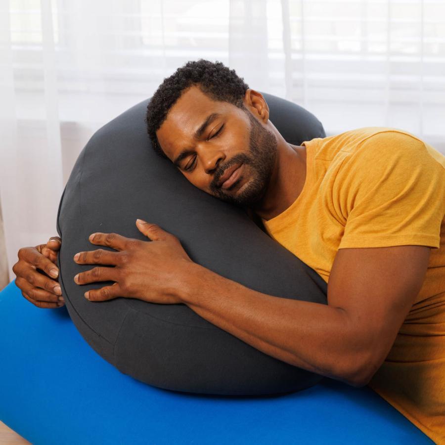 ゆるやかな三日月カーブで包み込む。枕から背もたれまで「Yogibo Mega Moon Pillow（ヨギボー メガ ムーン ピロー）」｜yogibo-store｜22