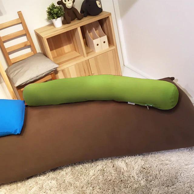 抱きしめやすいサイズの抱き枕「Yogibo Roll Midi（ヨギボーロールミディ）」女性や子供も安心できるサイズです。｜yogibo-store｜22