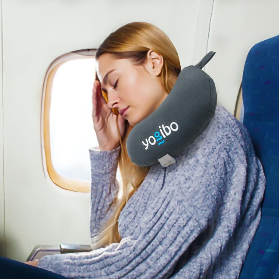 車や飛行機での長距離移動やデスクワークの休憩時におすすめ「Yogibo Neck Pillow Logo（ヨギボー ネックピロー ロゴ）」｜yogibo-store｜17