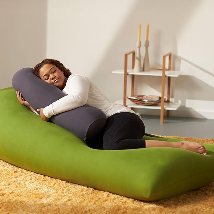 心地よい眠りを誘う、小さいサイズの抱き枕「Yogibo Roll Mini