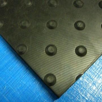 ニューストロングマット 厚さ5mm/1000mm×2000mm/13kg 1枚 工事現場 建築現場 敷き板 敷板 |  | 02