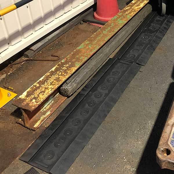 キャスターピット（ゴム汚染防止シートセット）台車 かご車 仮置き場 停車マット 台車暴走を取り締まり 安全な作業環境 |  | 02