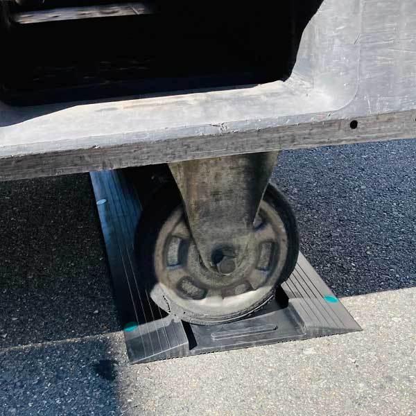 キャスターピット（ゴム汚染防止シートセット）台車 かご車 仮置き場 停車マット 台車暴走を取り締まり 安全な作業環境 |  | 03