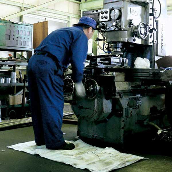 第一衛材 CF油トリマン MP 片面吸収 COM-043 100枚 工場の機械の油漏れ 切削加工時の床汚れ防止 ガソリンスタンド タンクローリー 油処理 |  | 01