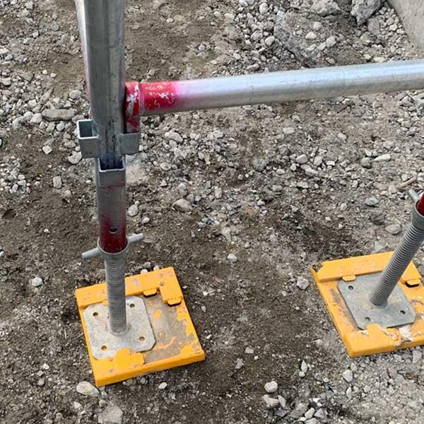 アンダーベース  兼用120角対応 スライド式 40枚ウルトラワイドベース  足場 角使い用 足場板 屋根 瓦 トタン 足場部材 土木工事 敷板 アラオ |  | 05