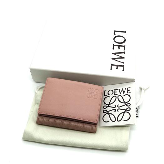 ロエベ トライフォールド ウォレット  コンパクト 財布 101.88.S26 LOEWE（ロエベ） トライフォールド ウォレット カーフレザー ピンク
