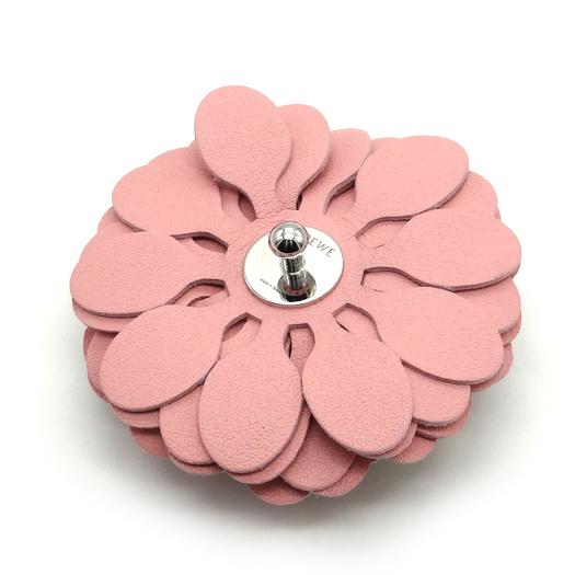 売切り⭐️ロエベ スタッドフラワー（カーフ) ソフトピンク レザー チャーム 売切り⭐️ロエベ スタッドフラワー（カーフ) ソフトピンク