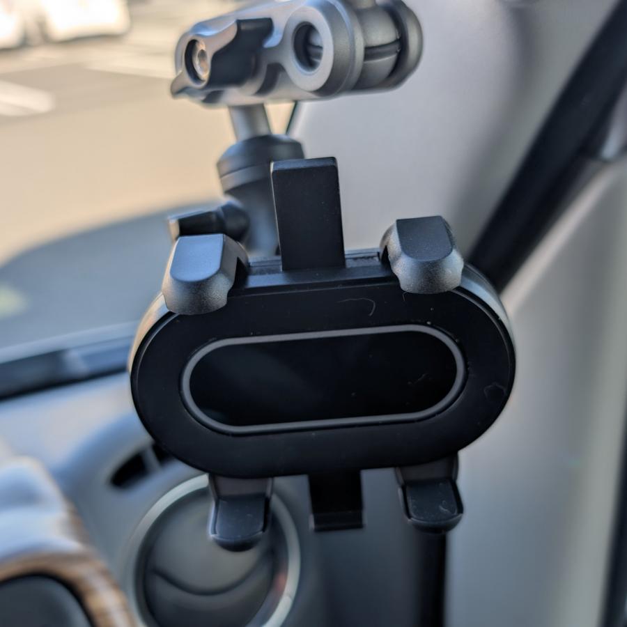 送料無料【スマホホルダー】アシストグリップのネジ穴に固定して使える