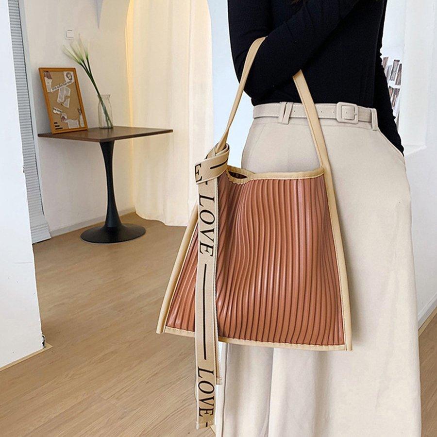 美品 入手困難！バーバリー トートバッグ アーカイブロゴ 茶色 肩掛け可 レザー トートバッグ レディース レザー トート a4 ショルダーバッグ