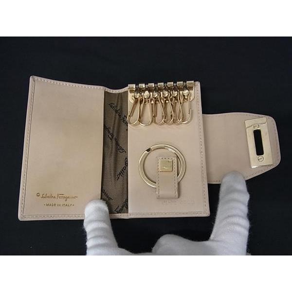 Salvatore Ferragamo ベージュ レザーキーケース Salvatore Ferragamo ベージュ レザーキーケース Salvatore
