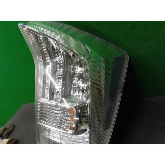 プリウス DAA-ZVW30 右テールランプ 070 81550-47120 : YRCヤフー