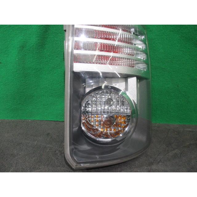 ヴォクシー DBA-ZRR70G 右テールランプ 070 81551-28441 : YRC ヴォクシー DBA-ZRR70G 右テールランプ 070 81551-28441 : YRC